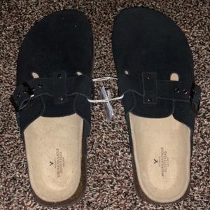 American Eagle women’s clogs